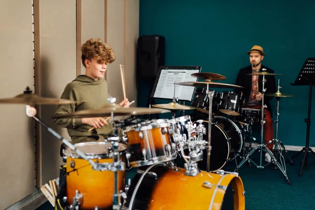 Ile trwa nauka gry na perkusji? Poznaj czynniki wpływające na czas nauki