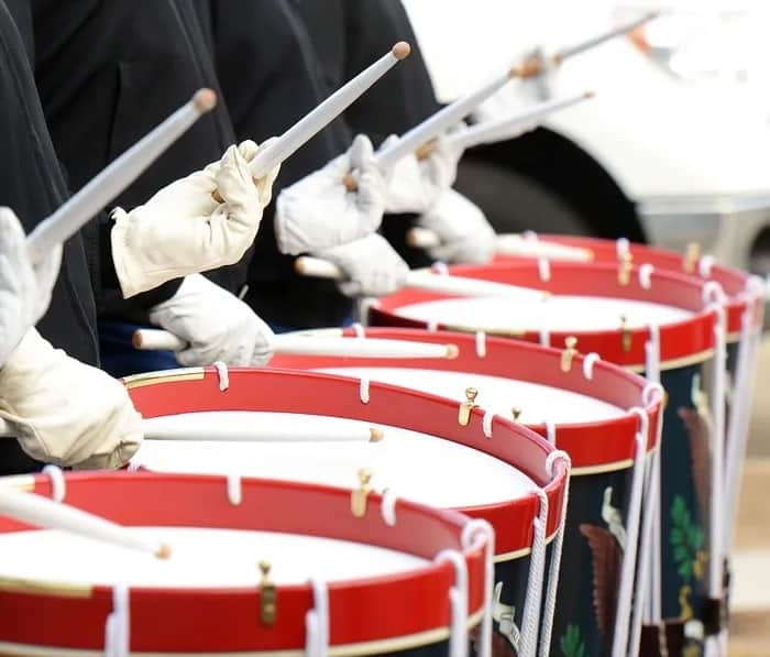 Jak trzymać pałeczki do perkusji, aby uniknąć złej techniki?